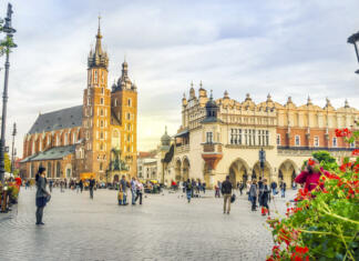 Krakov, turistični dragulj, ki ga je »obrusila« bogata zgodovina St. Mary's church and Cloth's Hall on Market Square of Krakow, Poland