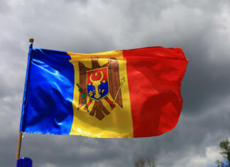 Top 10 Moldavija: najlepše znamenitosti odročne vzhodnoevropske države Zastava (od leve proti desni: modra, rumena, rdeča; na sredini grb) plapola v zraku