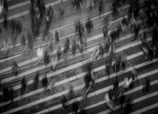 Zemlja ima 8 milijard ljudi: Kaj zdaj? Time lapse photography of people walking on pedestrian lane