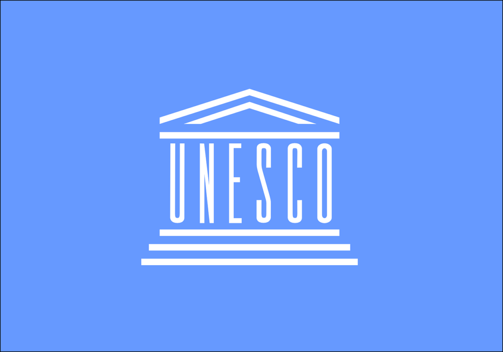 Bel simbol UNESC-a na modri podlagi