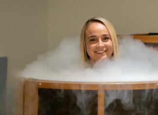 Kaj je krioterapija? Ženska v kriokomori