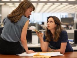 Carey Mulligan in Zoe Kazan v filmu Ona ve