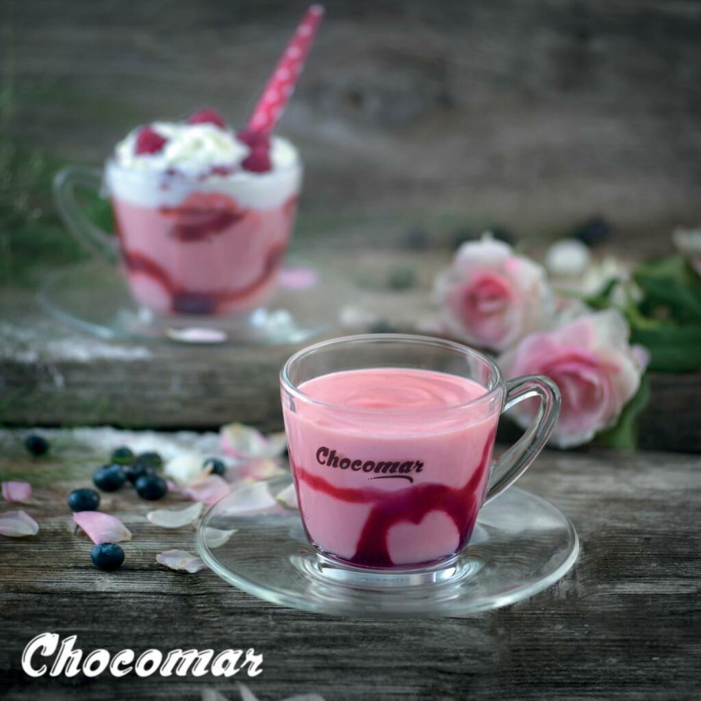Dve skodelici roza vroče čokolade
