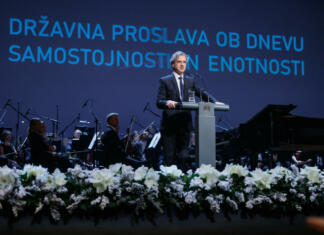 Najboljši citati premierja Goloba ob dnevu samostojnosti Dr. Robert Golob je poskrbel za kar nekaj zanimivih citatov ob Dnevu samostojnosti in enotnosti