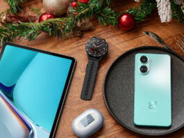 Tablica, slušalke in mobitel na božično okrašeni mizi