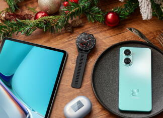 Presenetite najbližje s perfektnim božičnim darilom Tablica, slušalke in mobitel na božično okrašeni mizi