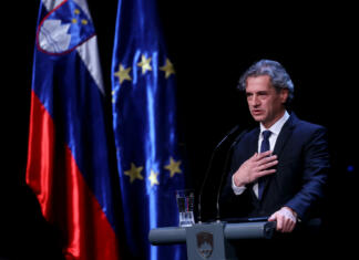 Premier Robert Golob ob prazniku: »Ne želimo več zidov v svojih glavah« Premier dr. Robert Golob sredi govora na proslavi Dneva samostojnosti in enotnosti