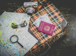 Kovček, zemljevid, potni list, očala in fotoaparat