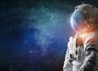 Slovenija blesti tudi na vesoljskem področju Astronaut in outer space. Spaceman with starry and galactic background. Sci-fi wallpaper