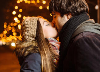Po pameti v veselem decembru! christmas kissing outside