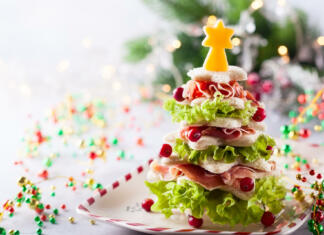 Top 5 prigrizkov za novoletno zabavo (sir z orehi in drugo) Christmas tree from toasted bread, lettuce, ham and cheese. Festive idea for Christmas or New Year dinner.