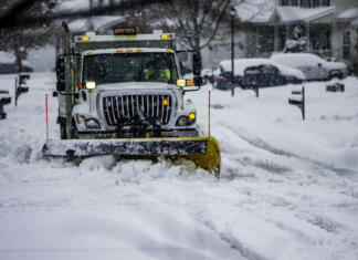 Javno poimenovanje plugov? Le kaj bi lahko šlo narobe Heavy equipment driver working to push snow to the side of the streets after a blizzard