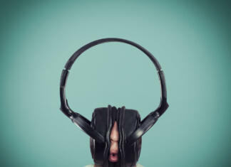 Največji zaslužkarji pri digitalnih bonih ’22 Man listening music on huge headphones .