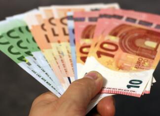 Prihaja največji dvig študentske postavke v 10 letih money, banknotes, euro