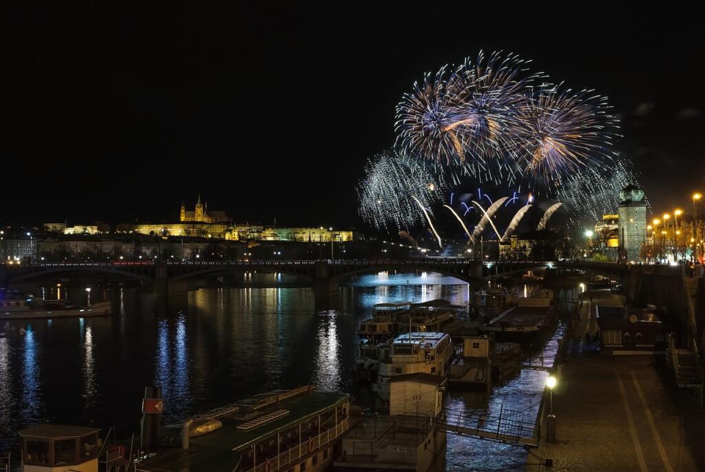 Ognjemet, reka in grad ponoči