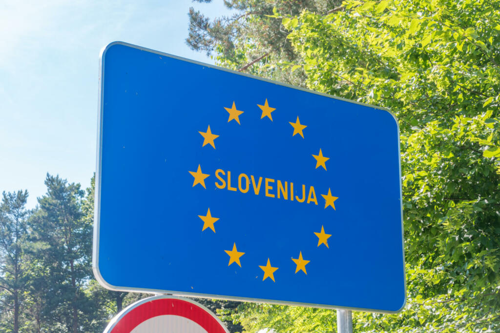 Republic of Slovenia (Republika Slovenija) border sign.