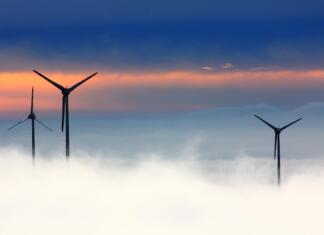 Z vetrno energijo do nižjih stroškov zdravstva windmills, clouds, fog