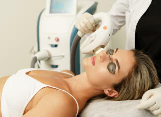 Kako poteka trajno odstranjevanje dlak z IPL-tehnologijo? (ipl tehnologija) Woman client during IPL treatment in a cosmetology medical clinic