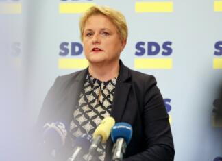 Stranka SDS priporoča: »Zdravstvo naj se rešuje v parlamentu, ne pa na ulici« vodja poslanske skupine SDS Jelka Godec
