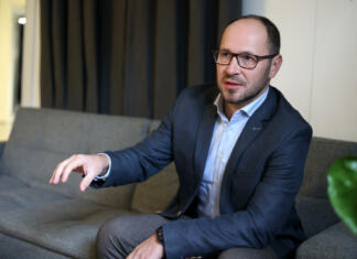 Jernej Vrtovec: »Davkoplačevalci ne smejo nositi bremena napak politike« Jernej Vrtovec