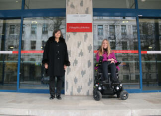 Raziskali smo dostopnost za invalide na Filozofski fakulteti Dekanja filozofske fakultete in študentka invalidka Martina Smodiš