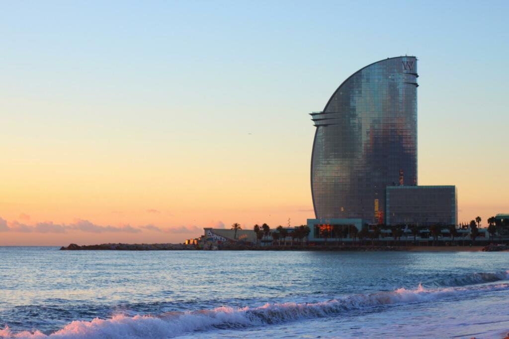 Pogled na znameniti Hotel Vela pri plaži Barceloneta