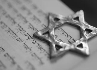 Aškenazi judi: DNK iz Nemčije priča o nastanku Aškenazi judov "Ber'eshit", the first word in the book of Genesis. Macro.