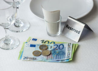 Kar 94 % ponudnikov študentske prehrane povišalo cene European union currency on a table with receipt bill, wine glasses, plate in restaurant in Europe