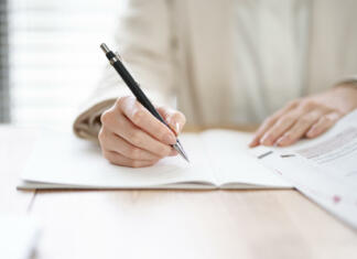 Študij: vse o sprejemcih Hands of an Asian woman studying in a coworking space