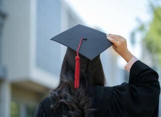 Tisk in vezavo diplome prepusti strokovnjakom Happy Asian woman in his graduation day.