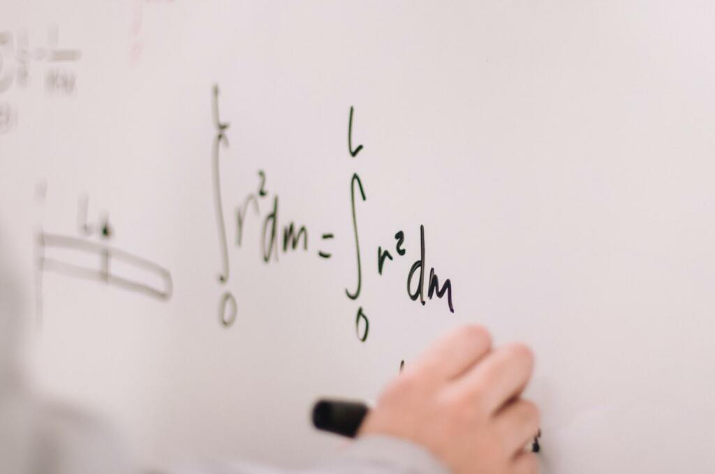 roka piše enačbo na tablo