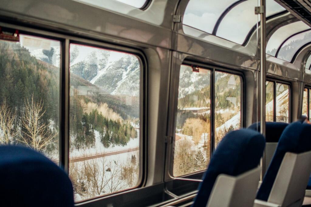 Pogled skozi okno vlaka
