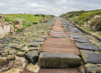 Rimski beton navdušuje: Kako je beton Rimljanov tako obstojen? Old road from roman ages. Sardinia, Italy