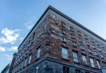 Super novica za študente! NUK podaljšuje odprtje čitalnice Picture of National and University Library facade in Ljubljana, Slovenia at evening.