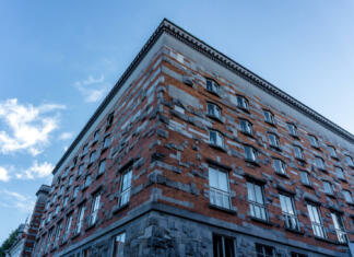 Super novica za študente! NUK podaljšuje odprtje čitalnice Picture of National and University Library facade in Ljubljana, Slovenia at evening.
