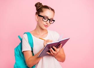 Novi izobraževalni programi v srednjih šolah za leto 2023/2024 Portrait of concentrated reader student girl writes in notebook isolated on vivid pink background with copy space for text