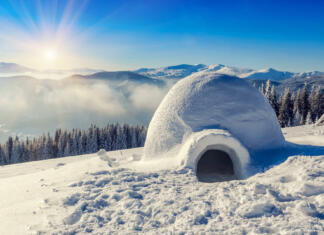 Kako narediti iglu? (Galerija in Video) real snow igloo in the mountains under blue sky and sun