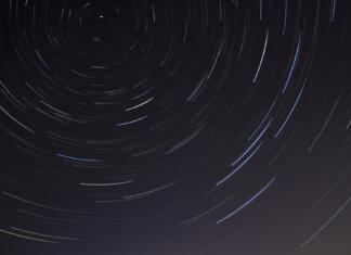 Hubble odkril svetlobni duh, ki se med galaksijami razteza daleč v preteklost Time lapse photo of stars on night