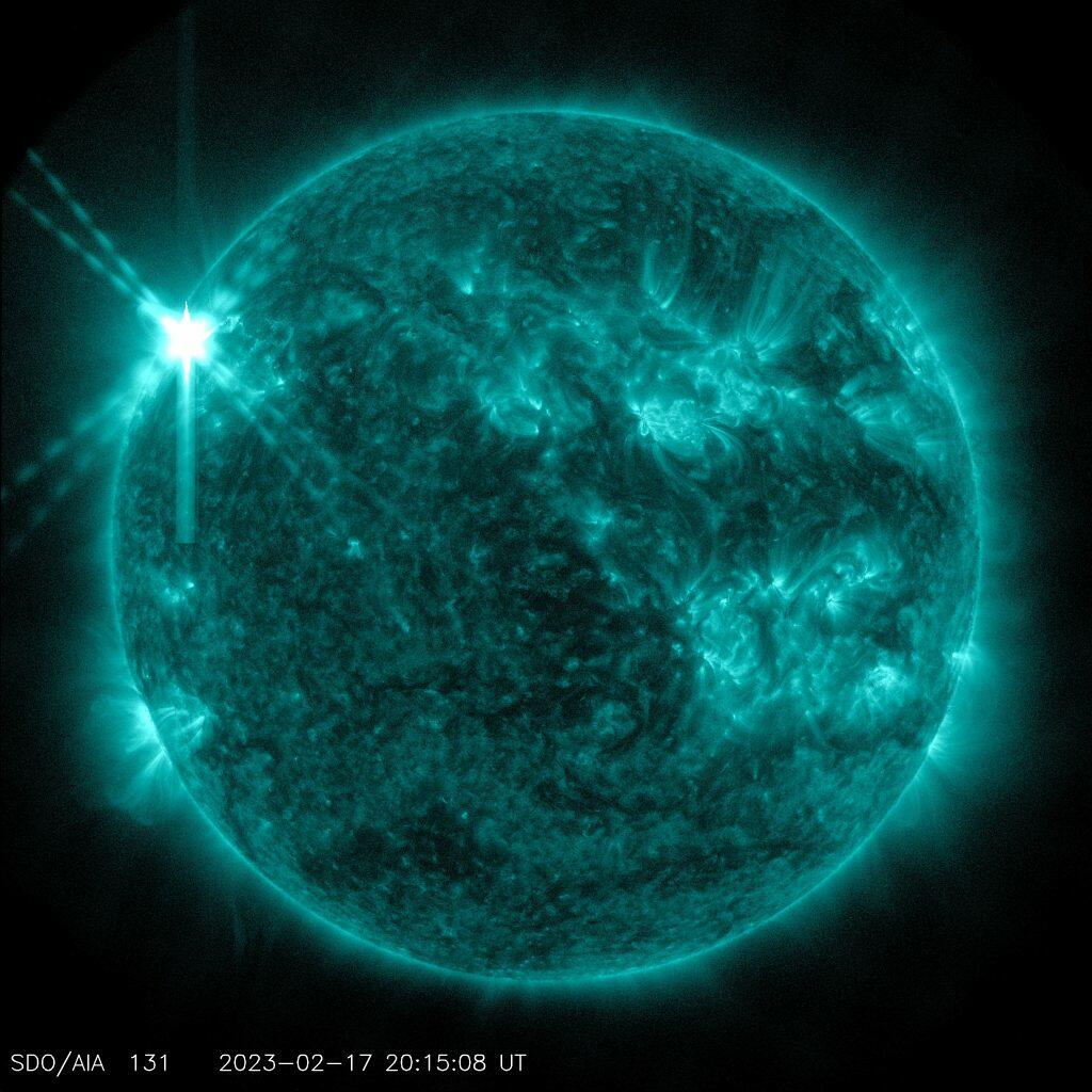 Nasin observatorij Solar Dynamics Observatory je 17. februarja 2023 posnel to sliko sončnega izbruha, ki je viden v svetlem preblisku v zgornjem levem kotu. Slika prikazuje podmnožico ekstremne ultravijolične svetlobe, ki poudarja izjemno vročo snov v izbruhih in je obarvana v čajno barvo. 