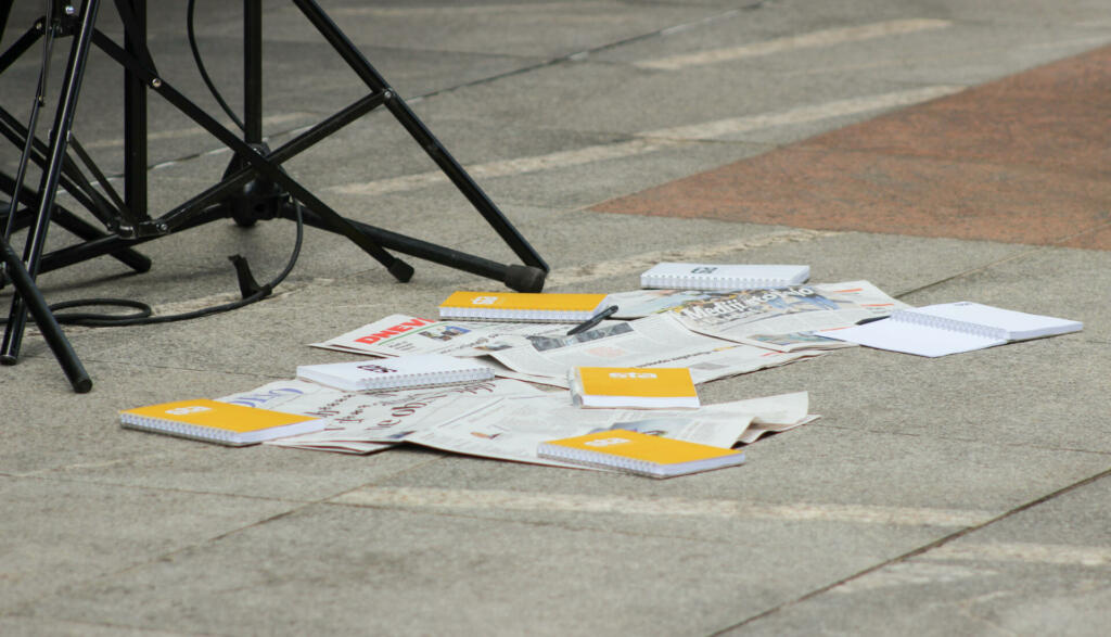 Bloki STA na tleh na novinarski konferenca ob svetovnem dnevu svobode medijev 
