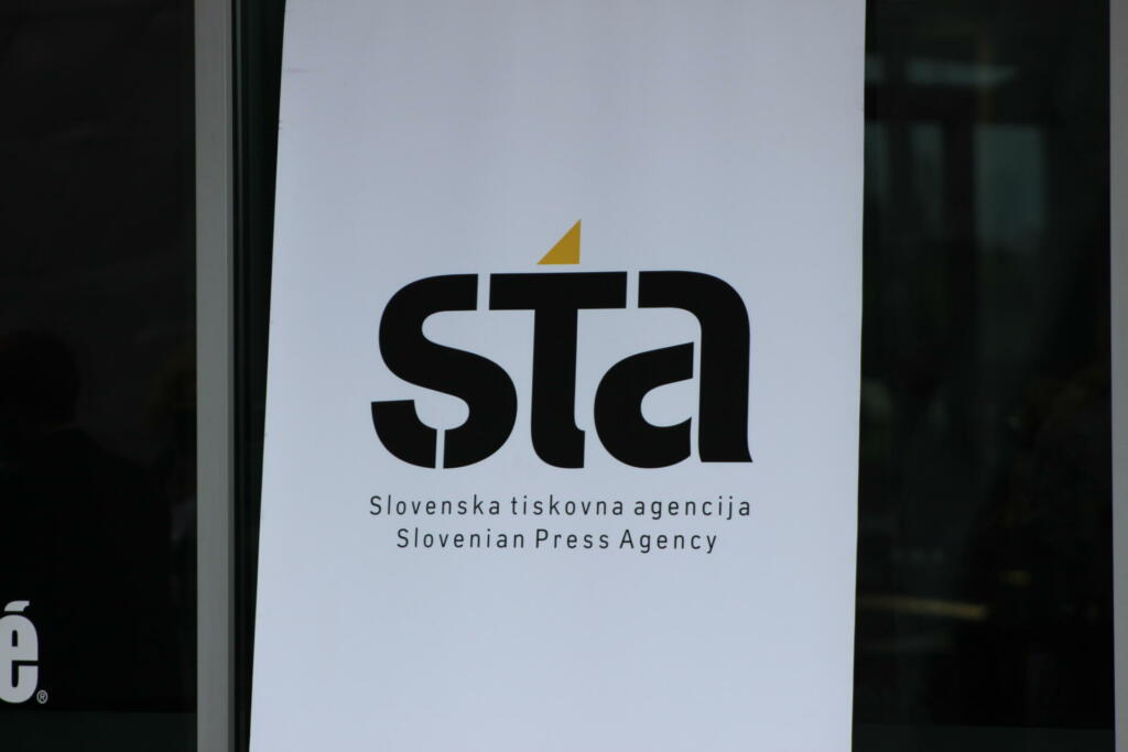logo STA na plakatu