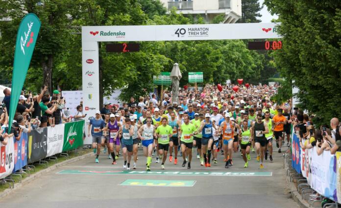 Udeleženci tečejo na maratonu