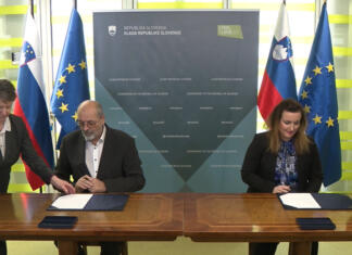 STA po dveh letih negotovosti do zadovoljive pogodbe, celo zvišanja financiranja Igor Kadunc in Petra Bezjak Cirman podpisujeta pogodbo