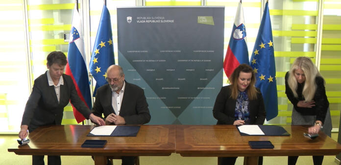 Igor Kadunc in Petra Bezjak Cirman podpisujeta pogodbo