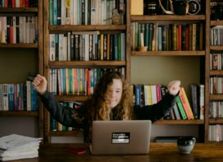 Vse štipendije, ki jih lahko pridobite dijaki Dekle z dvignjenimi rokami za računalnikom doma