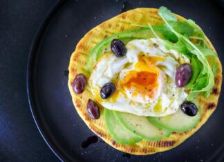 Zaradi vse višjih cen, vedno več ljudi posega po veganskih jajcih avocado, egg, toast