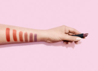 5 najbolj uporabnih domačih lepotnih trikov Color Swatch, Hand, Lipstick, Background
