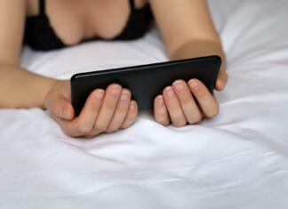 Najbolj iskano na Pornhubu: Kaj iščemo Slovenci? Concept of watching video, social media, online communication, home leisure