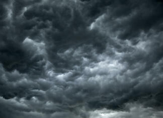 V Avstraliji z neba padale ribe Dark, Ominous Clouds Promise Rain and poor Weather.