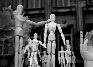 Kakšna je razlika med utopijo, evtopijo in protopijo? family, artist's mannequin, figure